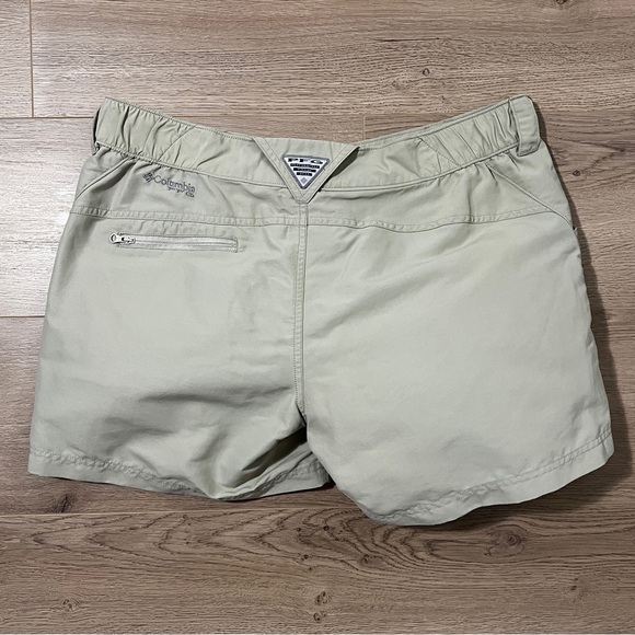 Women’s Columbia PFG Shorts - Picture 2 of 6
